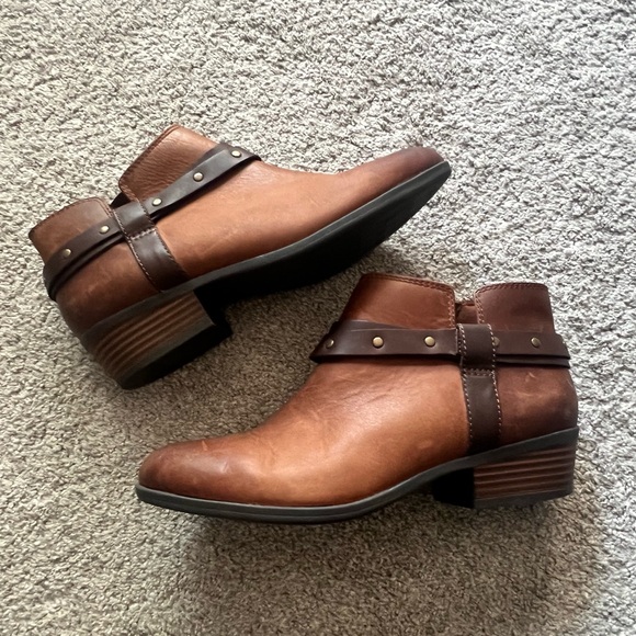 Clarks Womens Addiy Zoie Boot Size 7.5 Brown Leather Bootie Block Heel Comfy - Picture 1 of 6